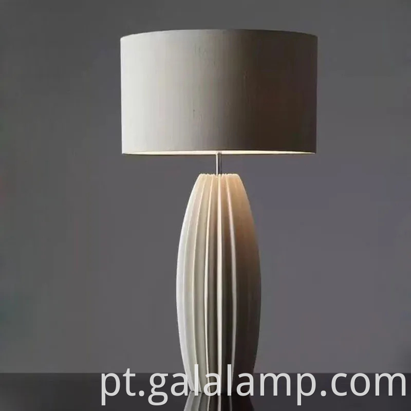 Lâmpadas de mesa cerâmicas de inspiração vintage para espaços aconchegantes